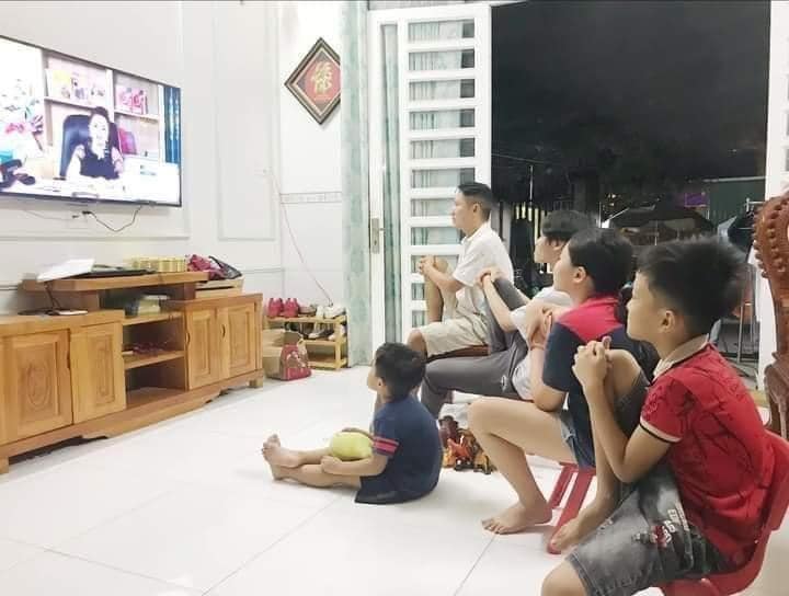 Buổi livestream ai cũng hóng. Ảnh: MXH Buổi livestream ai cũng hóng. Ảnh: MXH