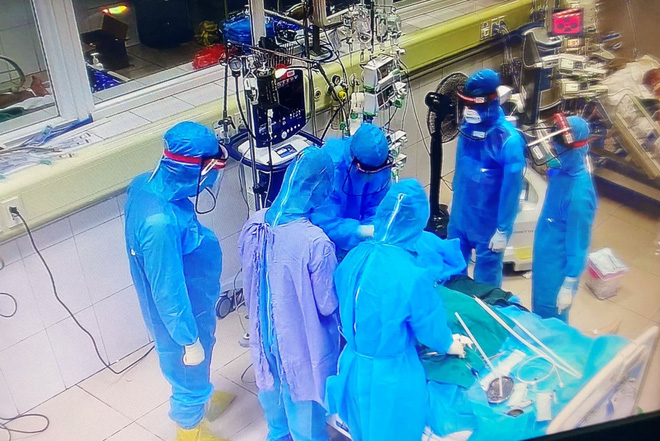Các bác sĩ đang điều trị cho một BN Covid-19. Ảnh minh họa - Tuổi Trẻ