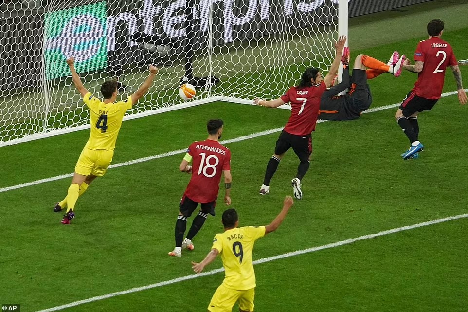 Sút trượt quả 11m định mệnh, De Gea khiến M.U kết thúc mùa giải tay trắng - Ảnh 2