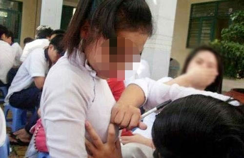 Nam sinh thản nhiên ký tên lên 'tòa thiên nhiên' của bạn cùng lớp gây phản cảm - Ảnh 1 Nam sinh thản nhiên ký tên lên 'tòa thiên nhiên' của bạn cùng lớp gây phản cảm - Ảnh 1