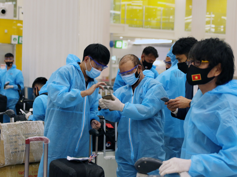 Ngay sau khi đặt chân đến UAE, toàn bộ thành viên của ĐT Việt Nam đã được làm xét nghiệm Covid-19. Ảnh: Internet Ngay sau khi đặt chân đến UAE, toàn bộ thành viên của ĐT Việt Nam đã được làm xét nghiệm Covid-19. Ảnh: Internet