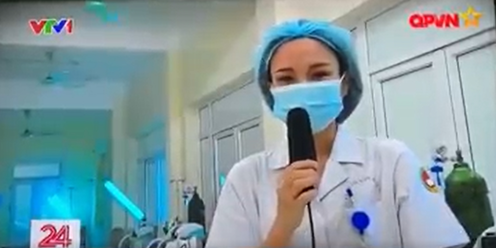 Thấy mẹ đang chi viện chống dịch Covid-19 xuất hiện trên TV, bé gái khóc nức nở giơ tay đòi bế - Ảnh 1