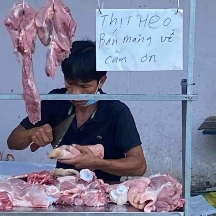Tấm biển bán thịt heo mang về khiến dân tình thắc mắc liệu mua thịt heo có ăn được tại chỗ hay không? Ảnh: MXH