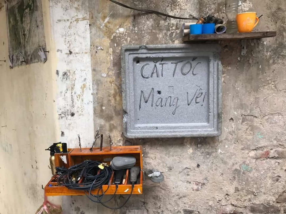 Có lẽ sự sáng tạo của những thợ cắt tóc này là vô hạn nên mới nghĩ ngay ra hình thức 'cắt tóc mang về' thế này. Ảnh: MXH
