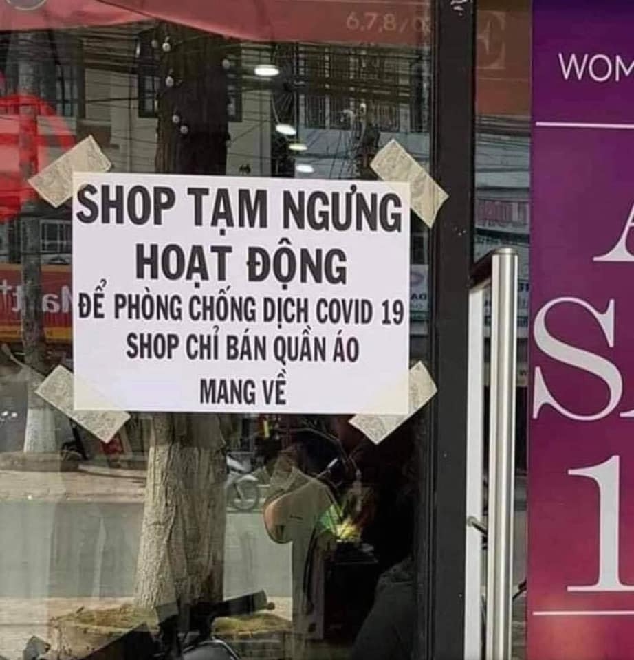 Có lẽ chủ hàng quần áo này đề biển với mục đích mình chỉ phục vụ bán hàng online, shipper đến lấy sản phẩm và mang đi giao. Thế nhưng cách diễn đạt này lại khiến dân mạng phải bật cười. Ảnh: MXH
