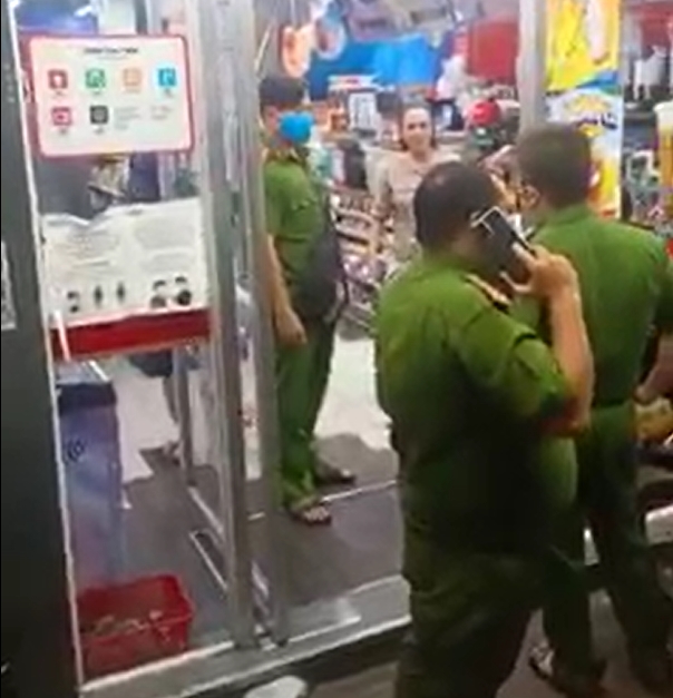 Cô gái liên tục viện lý do Việt Nam làm gì có dịch để không đeo khẩu trang. Ảnh chụp từ clip Cô gái liên tục viện lý do Việt Nam làm gì có dịch để không đeo khẩu trang. Ảnh chụp từ clip