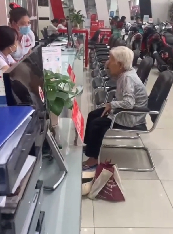 'Dân chơi' đam mê mua xe nhưng không có tiền, để bà cụ 90 tuổi bật khóc khi nhìn thấy số nợ suốt 2 năm qua - Ảnh 1 'Dân chơi' đam mê mua xe nhưng không có tiền, để bà cụ 90 tuổi bật khóc khi nhìn thấy số nợ suốt 2 năm qua - Ảnh 1