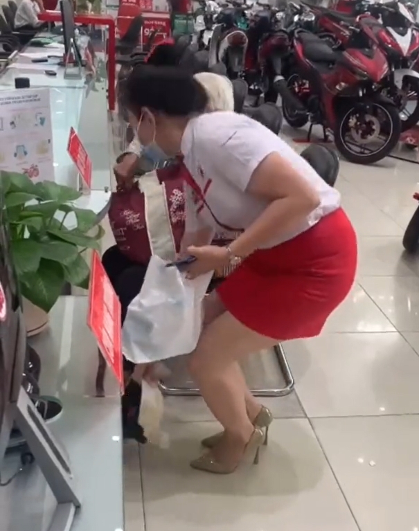 'Dân chơi' đam mê mua xe nhưng không có tiền, để bà cụ 90 tuổi bật khóc khi nhìn thấy số nợ suốt 2 năm qua - Ảnh 2 'Dân chơi' đam mê mua xe nhưng không có tiền, để bà cụ 90 tuổi bật khóc khi nhìn thấy số nợ suốt 2 năm qua - Ảnh 2