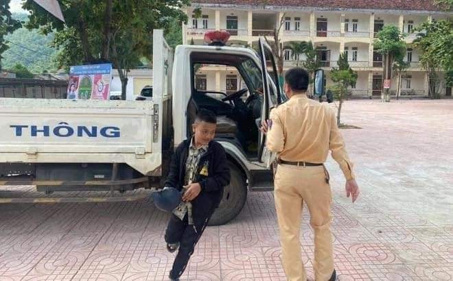 Hỏng xe cách điểm thi 20 km, nam sinh tại Nghệ An được CSGT hộ tống kịp thời 4