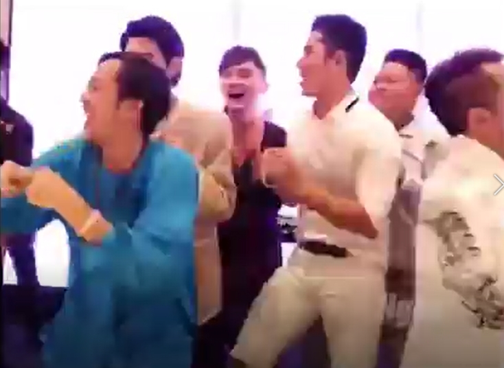 Sự thật về đoạn video quẩy cực sung của Hoài Linh chỉ sau vài ngày xạ trị - Ảnh 1 Sự thật về đoạn video quẩy cực sung của Hoài Linh chỉ sau vài ngày xạ trị - Ảnh 1