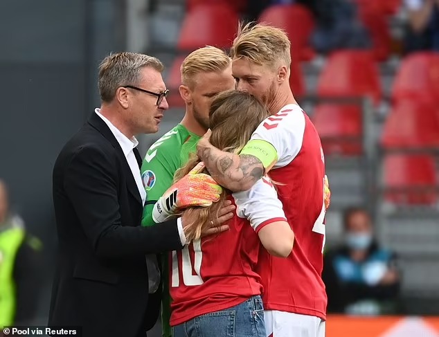 Christian Eriksen đang thi đấu bất ngờ đổ gục xuống sân: Phép màu đã xảy ra 3 Christian Eriksen đang thi đấu bất ngờ đổ gục xuống sân: Phép màu đã xảy ra 3