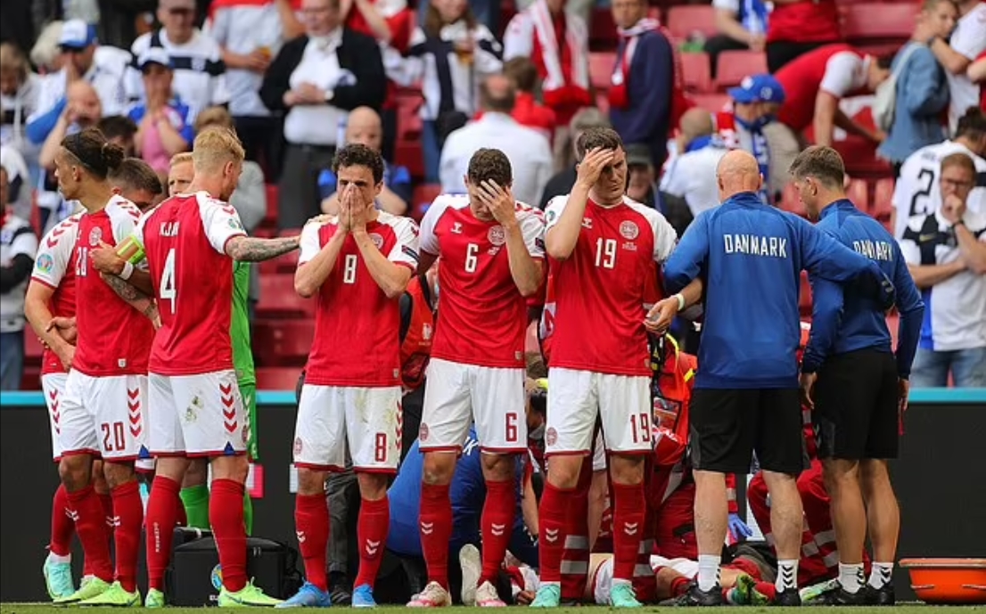 Christian Eriksen đang thi đấu bất ngờ đổ gục xuống sân: Phép màu đã xảy ra 2 Christian Eriksen đang thi đấu bất ngờ đổ gục xuống sân: Phép màu đã xảy ra 2