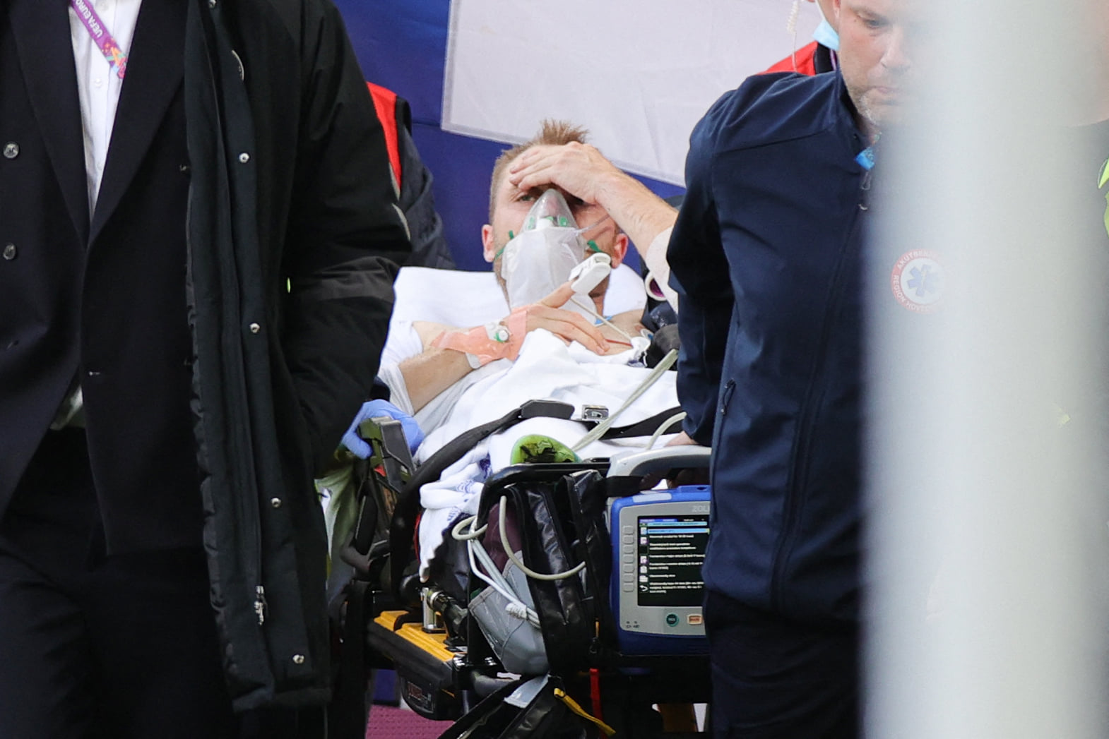 Christian Eriksen đang thi đấu bất ngờ đổ gục xuống sân: Phép màu đã xảy ra 5 Christian Eriksen đang thi đấu bất ngờ đổ gục xuống sân: Phép màu đã xảy ra 5