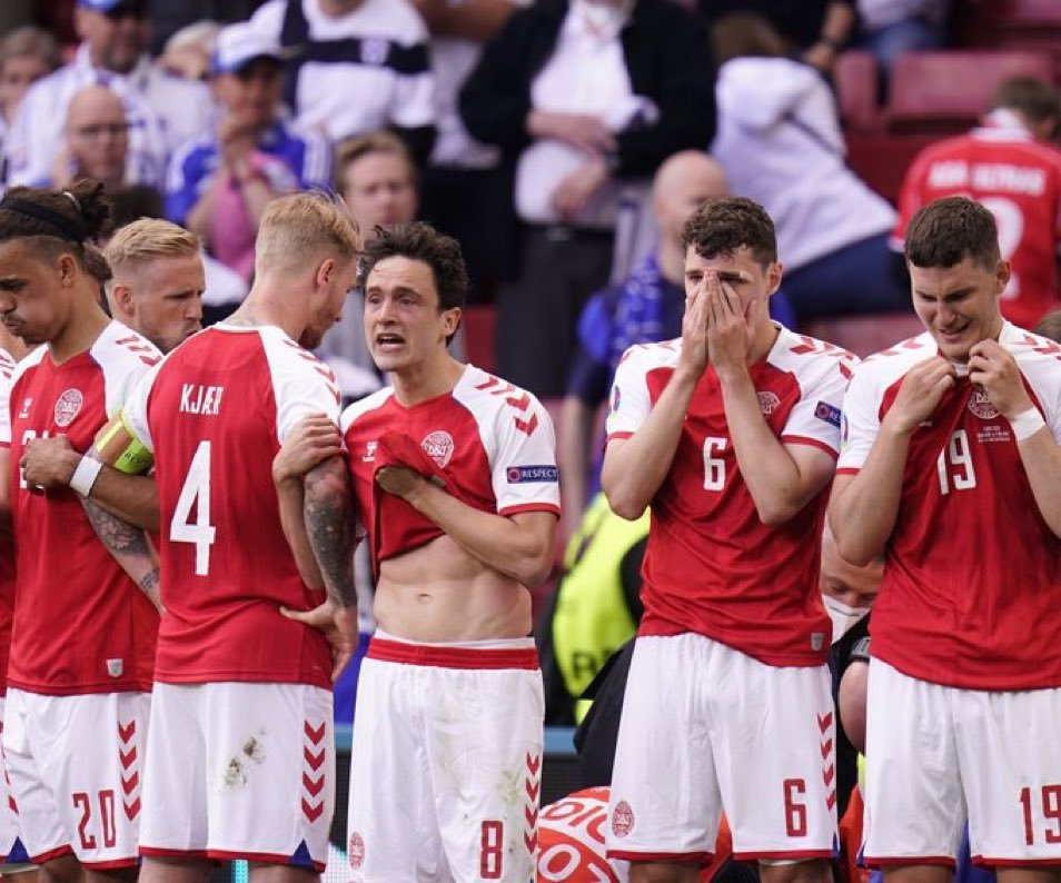 Eriksen đổ gục xuống sân, tính mạng bị đe dọa: Đồng đội và CĐV bật khóc, người vợ thất thần chắp tay cầu nguyện 5 Eriksen đổ gục xuống sân, tính mạng bị đe dọa: Đồng đội và CĐV bật khóc, người vợ thất thần chắp tay cầu nguyện 5