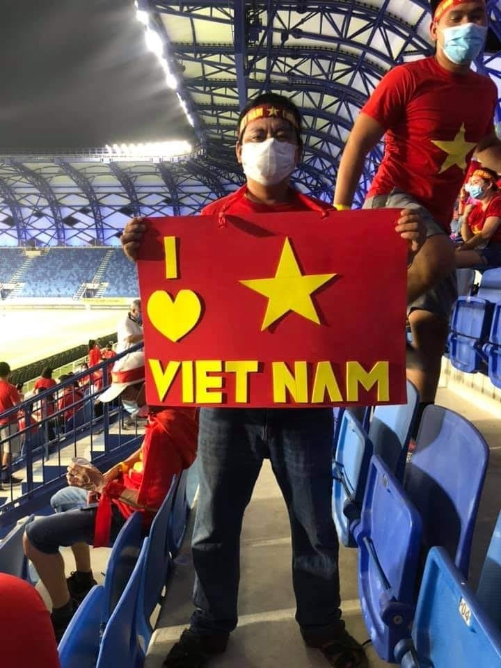 Các CĐV Việt Nam đang bị nước chủ nhà làm khó. Ảnh: Internet Các CĐV Việt Nam đang bị nước chủ nhà làm khó. Ảnh: Internet