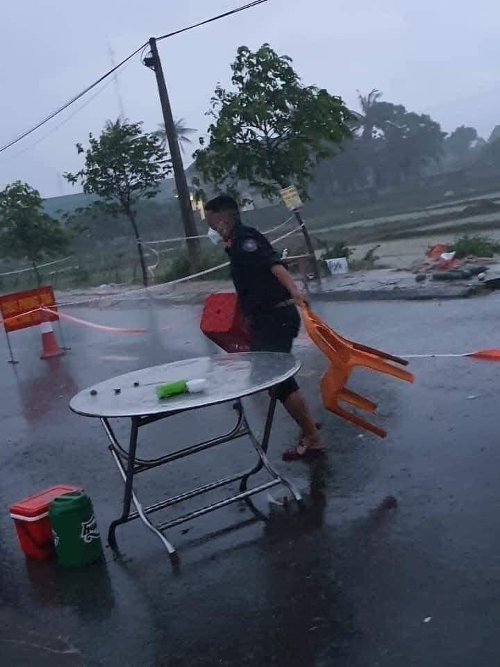 Xót xa hình ảnh cán bộ chiến sĩ vừa chống dịch, vừa chạy bão - Ảnh 1 Xót xa hình ảnh cán bộ chiến sĩ vừa chống dịch, vừa chạy bão - Ảnh 1