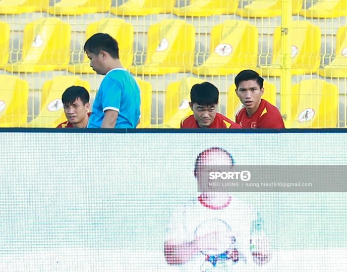 HLV Park Hang-seo chỉ đạo các học trò đứng sau biển quảng cáo để khởi động. Ảnh: Sport5 HLV Park Hang-seo chỉ đạo các học trò đứng sau biển quảng cáo để khởi động. Ảnh: Sport5