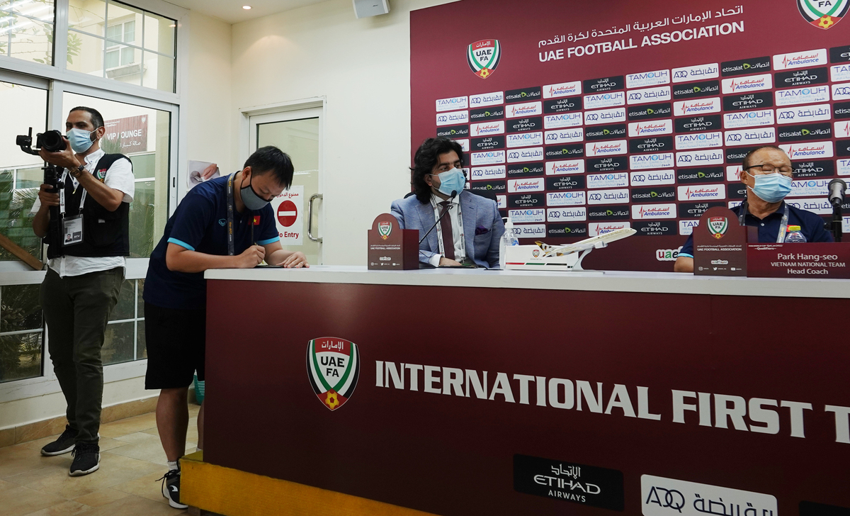 Phóng viên UAE do thám, định quay tài liệu mật: HLV Park Hang-seo phản đòn quá cao tay 1 Phóng viên UAE do thám, định quay tài liệu mật: HLV Park Hang-seo phản đòn quá cao tay 1
