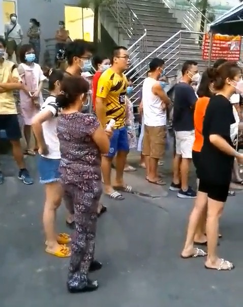 Người phụ nữ không chịu xếp hàng lấy mẫu xét nghiệm, bị nhắc còn ho vào mặt người khác 2 Người phụ nữ không chịu xếp hàng lấy mẫu xét nghiệm, bị nhắc còn ho vào mặt người khác 2