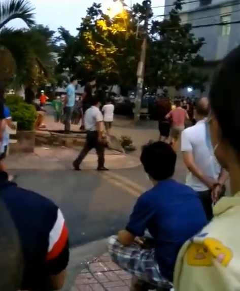 Người phụ nữ không chịu xếp hàng lấy mẫu xét nghiệm, bị nhắc còn ho vào mặt người khác 3 Người phụ nữ không chịu xếp hàng lấy mẫu xét nghiệm, bị nhắc còn ho vào mặt người khác 3