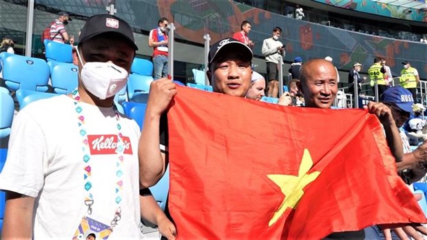 Lá cờ Việt Nam sáng lấp lánh trong ánh đèn nổ rực rỡ. Đây chắc chắn là hình ảnh tuyệt vời và đáng nhớ nhất của EURO