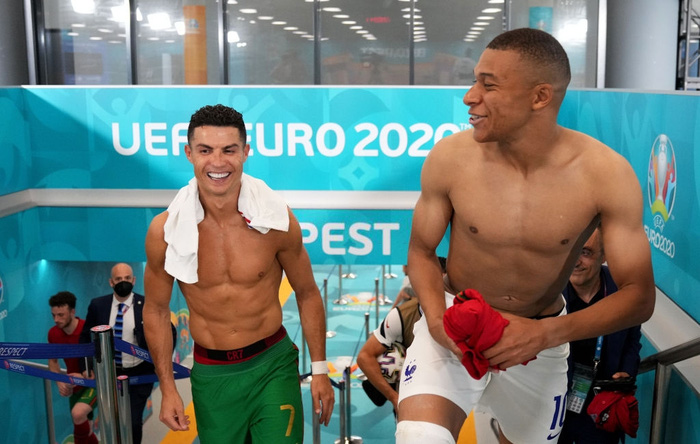Mbappe ngượng ngùng xin đổi áo với thần tượng, bị Ronaldo hành động ngượng chín mặt - Ảnh 3 Mbappe ngượng ngùng xin đổi áo với thần tượng, bị Ronaldo hành động ngượng chín mặt - Ảnh 3