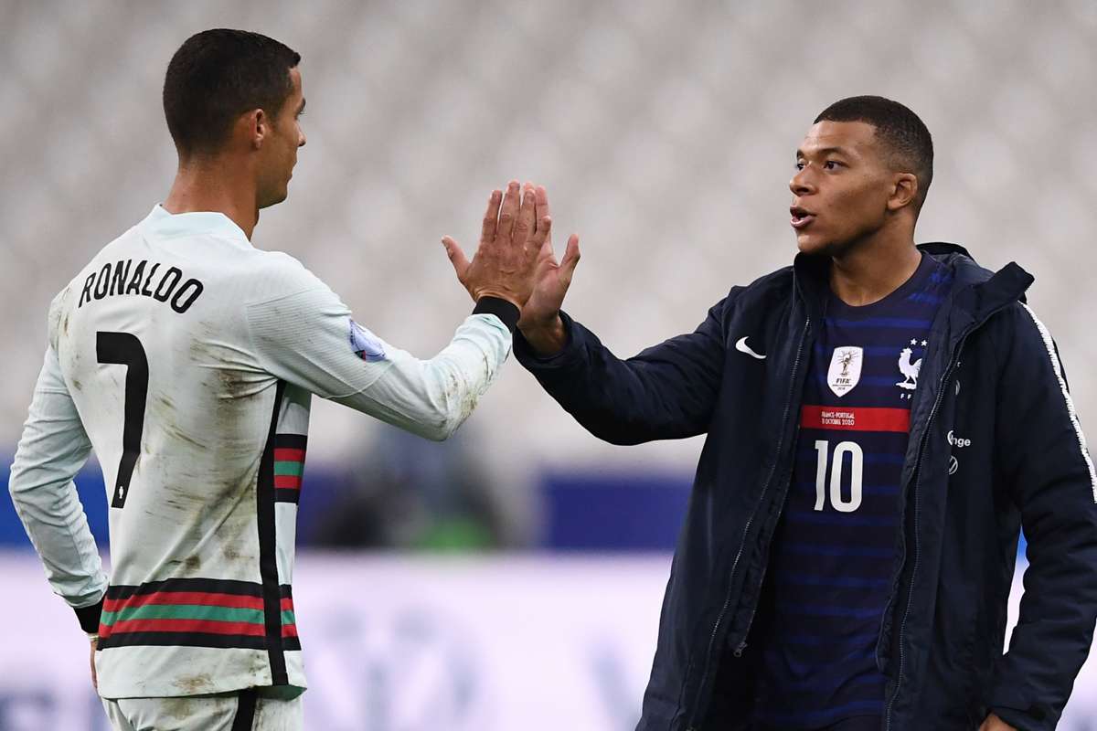Mbappe ngượng ngùng xin đổi áo với thần tượng, bị Ronaldo hành động ngượng chín mặt 4 Mbappe ngượng ngùng xin đổi áo với thần tượng, bị Ronaldo hành động ngượng chín mặt 4