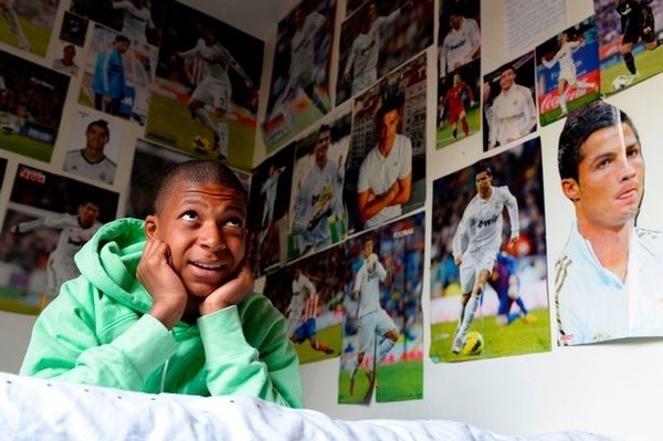 Mbappe ngượng ngùng xin đổi áo với thần tượng, bị Ronaldo hành động ngượng chín mặt - Ảnh 1 Mbappe ngượng ngùng xin đổi áo với thần tượng, bị Ronaldo hành động ngượng chín mặt - Ảnh 1