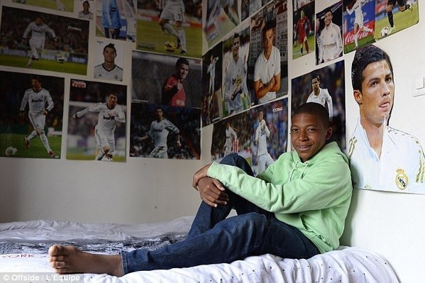 Ngay từ bé, Mbappe đã thần tượng Ronaldo Ngay từ bé, Mbappe đã thần tượng Ronaldo