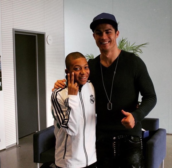 Mbappe ngượng ngùng xin đổi áo với thần tượng, bị Ronaldo hành động ngượng chín mặt - Ảnh 2 Mbappe ngượng ngùng xin đổi áo với thần tượng, bị Ronaldo hành động ngượng chín mặt - Ảnh 2