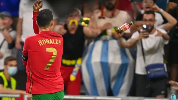 Trước đó, CR7 từng gạt bỏ chai Coca ra khỏi khung hình trong buổi họp báo. Trước đó, CR7 từng gạt bỏ chai Coca ra khỏi khung hình trong buổi họp báo.