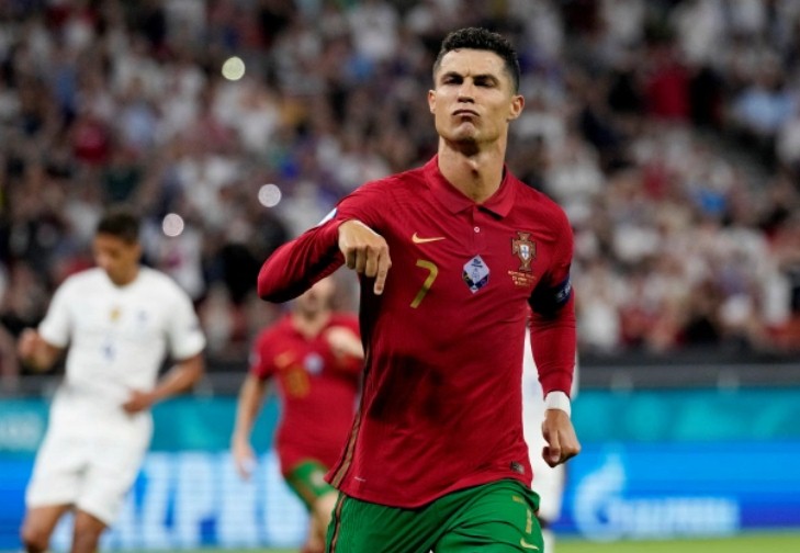 Vua phá lưới Euro 2021: Ronaldo tới tấp đăng ảnh nóng, nói lời gan ruột sau khi nhận danh hiệu 4