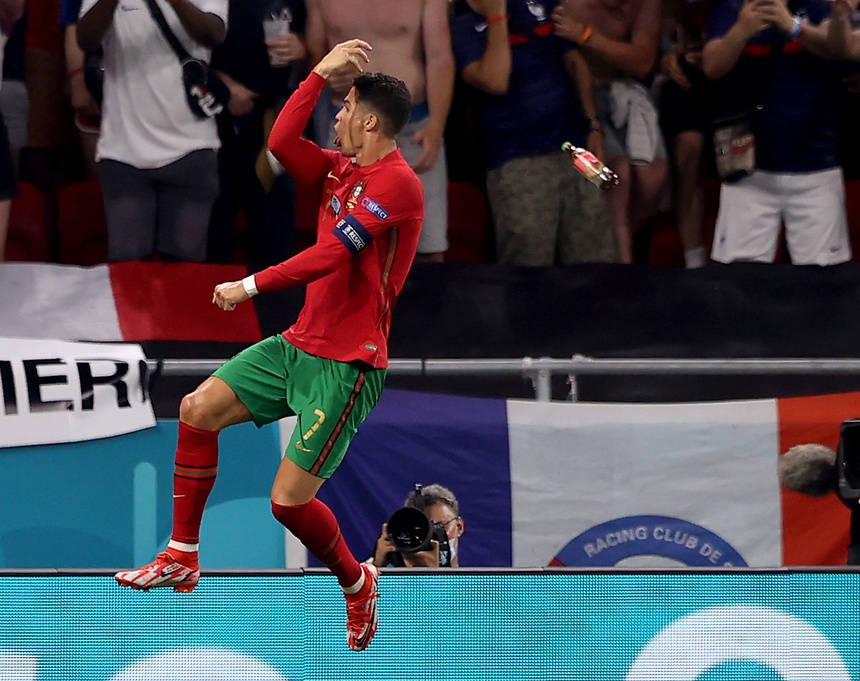 Hình ảnh chiêc chai Coca bay về hướng Ronaldo sau màn ăn mừng. Hình ảnh chiêc chai Coca bay về hướng Ronaldo sau màn ăn mừng.