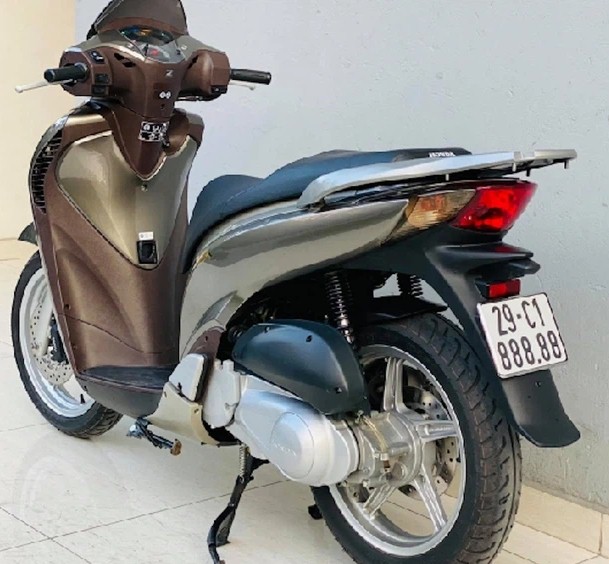 SH150i chạy 10 năm rao bán với giá 890 triệu đồng, thợ xe máy bảo 'ảo tưởng' nhưng lập tức phải xin lỗi - Ảnh 6 SH150i chạy 10 năm rao bán với giá 890 triệu đồng, thợ xe máy bảo 'ảo tưởng' nhưng lập tức phải xin lỗi - Ảnh 6