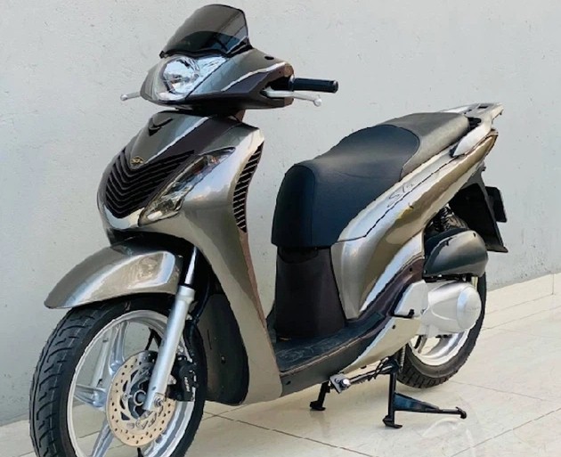 SH150i chạy 10 năm rao bán với giá 890 triệu đồng, thợ xe máy bảo 'ảo tưởng' nhưng lập tức phải xin lỗi - Ảnh 3 SH150i chạy 10 năm rao bán với giá 890 triệu đồng, thợ xe máy bảo 'ảo tưởng' nhưng lập tức phải xin lỗi - Ảnh 3