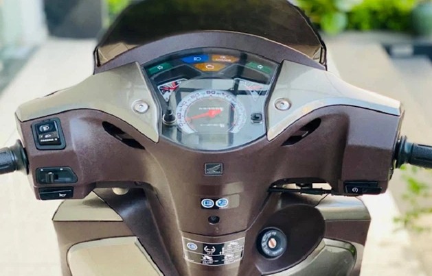 SH150i chạy 10 năm rao bán với giá 890 triệu đồng, thợ xe máy bảo 'ảo tưởng' nhưng lập tức phải xin lỗi - Ảnh 4 SH150i chạy 10 năm rao bán với giá 890 triệu đồng, thợ xe máy bảo 'ảo tưởng' nhưng lập tức phải xin lỗi - Ảnh 4
