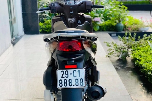 SH150i chạy 10 năm rao bán với giá 890 triệu đồng, thợ xe máy bảo 'ảo tưởng' nhưng lập tức phải xin lỗi - Ảnh 5 SH150i chạy 10 năm rao bán với giá 890 triệu đồng, thợ xe máy bảo 'ảo tưởng' nhưng lập tức phải xin lỗi - Ảnh 5