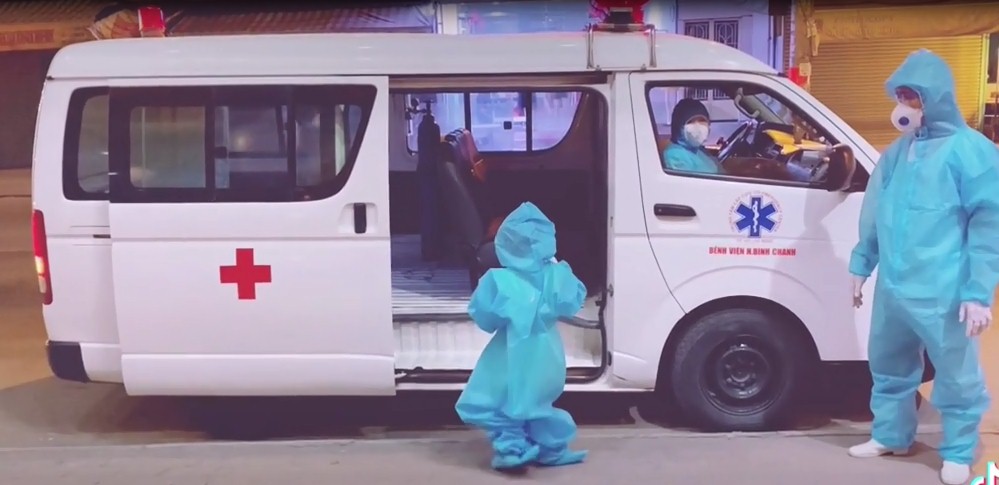 Chiến binh 5 tuổi mặc đồ bảo hộ rộng thùng thình, một mình leo lên xe cứu thương đi chiến đấu với Covid 2 Chiến binh 5 tuổi mặc đồ bảo hộ rộng thùng thình, một mình leo lên xe cứu thương đi chiến đấu với Covid 2