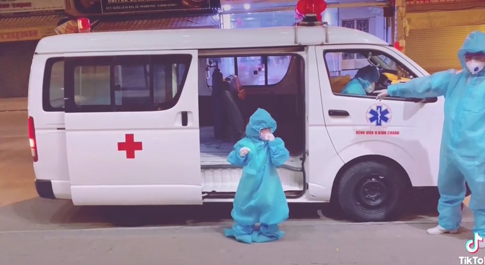Chiến binh 5 tuổi mặc đồ bảo hộ rộng thùng thình, một mình leo lên xe cứu thương đi chiến đấu với Covid 3 Chiến binh 5 tuổi mặc đồ bảo hộ rộng thùng thình, một mình leo lên xe cứu thương đi chiến đấu với Covid 3