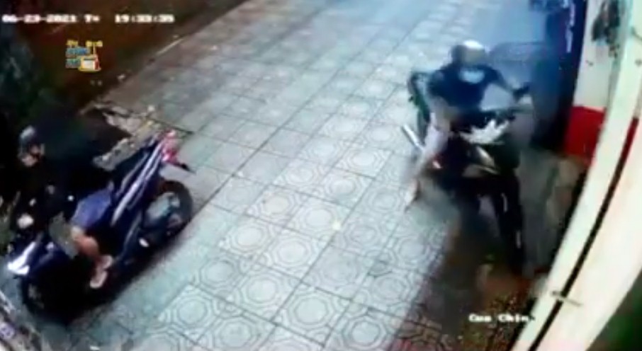 Thấy hai nam thanh niên 'dắt nhầm' xe, nữ hiệp 2k1 mặc váy tung cước khiến kẻ gian chạy mất dép 2 Thấy hai nam thanh niên 'dắt nhầm' xe, nữ hiệp 2k1 mặc váy tung cước khiến kẻ gian chạy mất dép 2