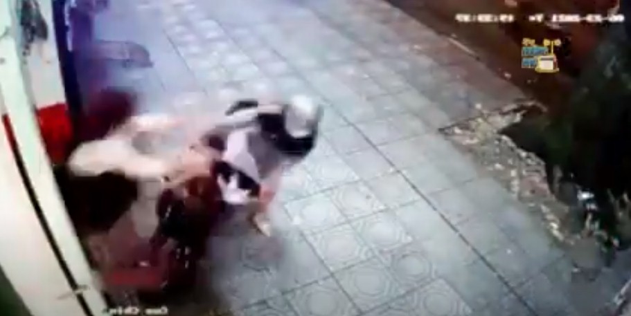 Thấy hai nam thanh niên 'dắt nhầm' xe, nữ hiệp 2k1 mặc váy tung cước khiến kẻ gian chạy mất dép 3 Thấy hai nam thanh niên 'dắt nhầm' xe, nữ hiệp 2k1 mặc váy tung cước khiến kẻ gian chạy mất dép 3