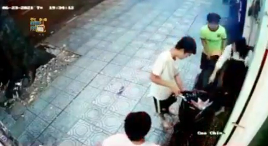 Thấy hai nam thanh niên 'dắt nhầm' xe, nữ hiệp 2k1 mặc váy tung cước khiến kẻ gian chạy mất dép 5 Thấy hai nam thanh niên 'dắt nhầm' xe, nữ hiệp 2k1 mặc váy tung cước khiến kẻ gian chạy mất dép 5