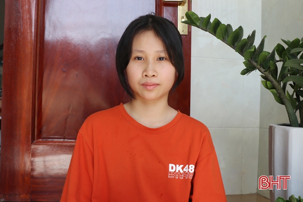 Chân dung nữ thủ khoa lớp 10 viết bài Văn 17 trang giấy trong 150 phút. Ảnh: Báo Hà Tĩnh Chân dung nữ thủ khoa lớp 10 viết bài Văn 17 trang giấy trong 150 phút. Ảnh: Báo Hà Tĩnh