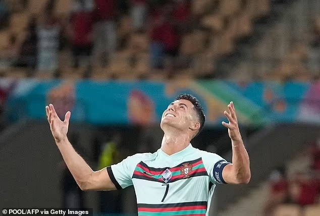 Ronaldo nổi điên, ném đi 'vật linh thiêng' sau khi bị loại khỏi Euro 2020 7 Ronaldo nổi điên, ném đi 'vật linh thiêng' sau khi bị loại khỏi Euro 2020 7