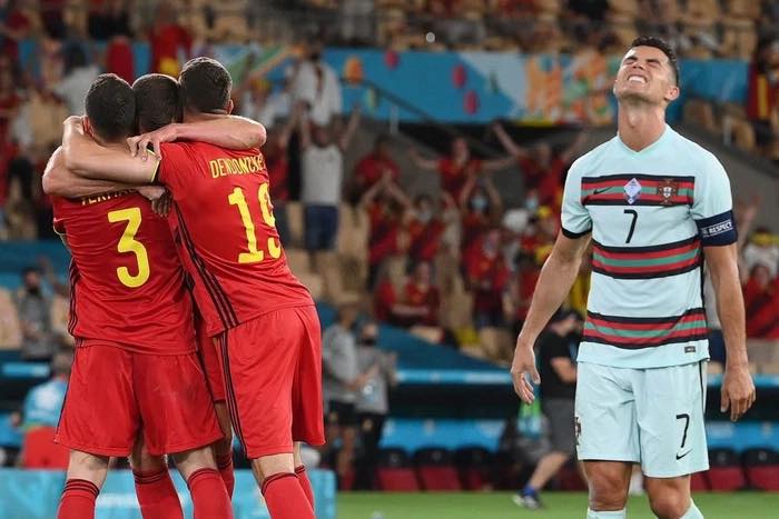 Ronaldo nổi điên, ném đi 'vật linh thiêng' sau khi bị loại khỏi Euro 2020 4 Ronaldo nổi điên, ném đi 'vật linh thiêng' sau khi bị loại khỏi Euro 2020 4