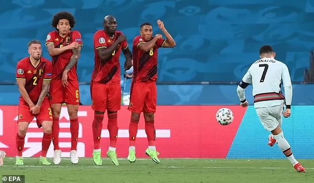 Ronaldo nổi điên, ném đi 'vật linh thiêng' sau khi bị loại khỏi Euro 2020 1 Ronaldo nổi điên, ném đi 'vật linh thiêng' sau khi bị loại khỏi Euro 2020 1