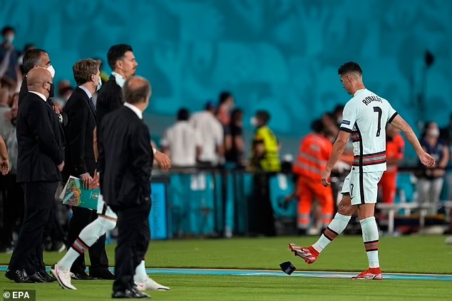 Ronaldo nổi điên, ném đi 'vật linh thiêng' sau khi bị loại khỏi Euro 2020 5 Ronaldo nổi điên, ném đi 'vật linh thiêng' sau khi bị loại khỏi Euro 2020 5