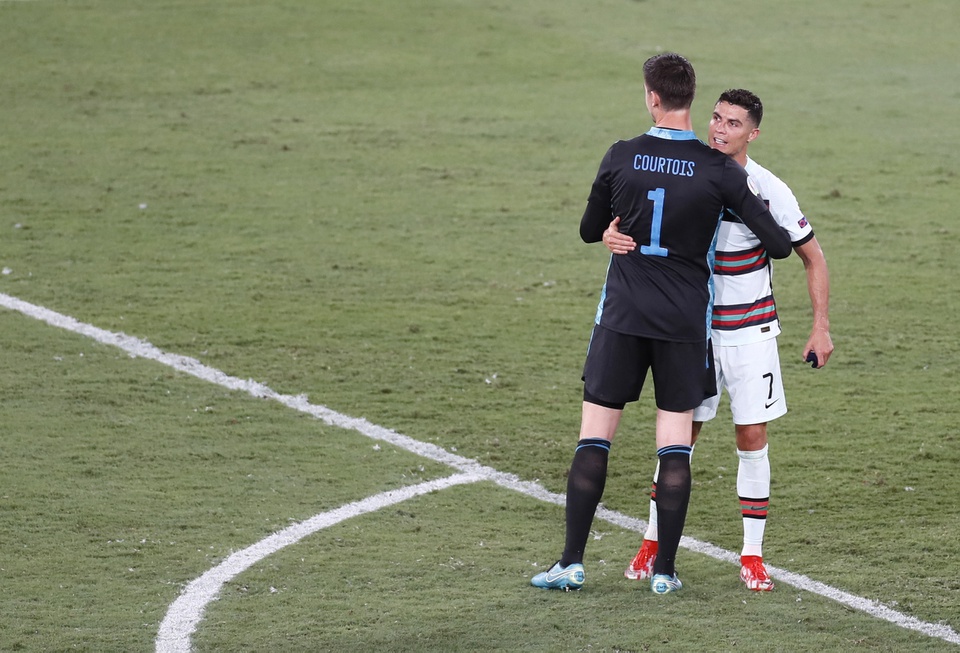 Ronaldo nổi điên, ném đi 'vật linh thiêng' sau khi bị loại khỏi Euro 2020 9 Ronaldo nổi điên, ném đi 'vật linh thiêng' sau khi bị loại khỏi Euro 2020 9