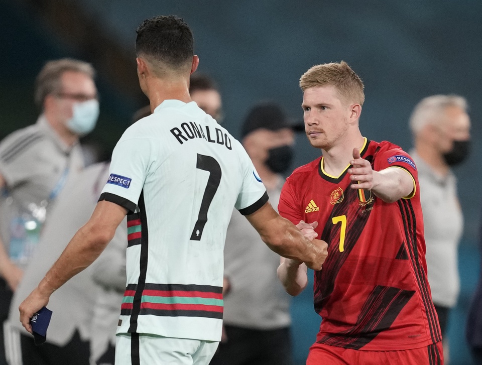 Ronaldo nổi điên, ném đi 'vật linh thiêng' sau khi bị loại khỏi Euro 2020 8 Ronaldo nổi điên, ném đi 'vật linh thiêng' sau khi bị loại khỏi Euro 2020 8