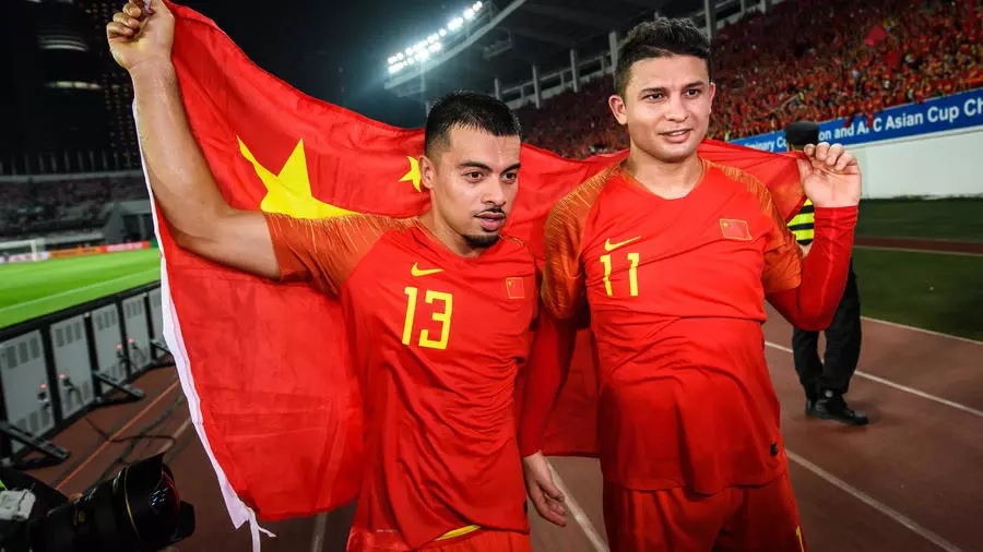 Báo Trung Quốc tự tin về dàn cầu thủ 'không biết hát quốc ca', đánh bại Việt Nam nếu nằm chung bảng 4 Báo Trung Quốc tự tin về dàn cầu thủ 'không biết hát quốc ca', đánh bại Việt Nam nếu nằm chung bảng 4